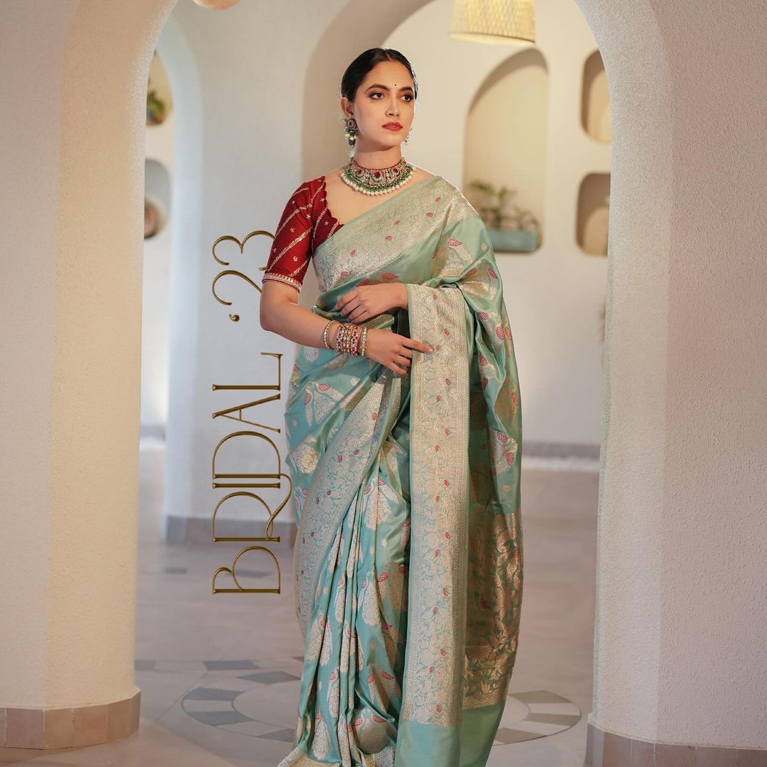 Elegantly decorated with gorgeous Solid Jacquard weave that gives a perfect look to the outfit