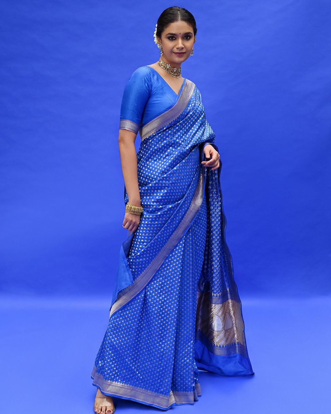 Elegantly decorated with gorgeous Solid Jacquard weave that gives a perfect look to the outfit Blue Colour